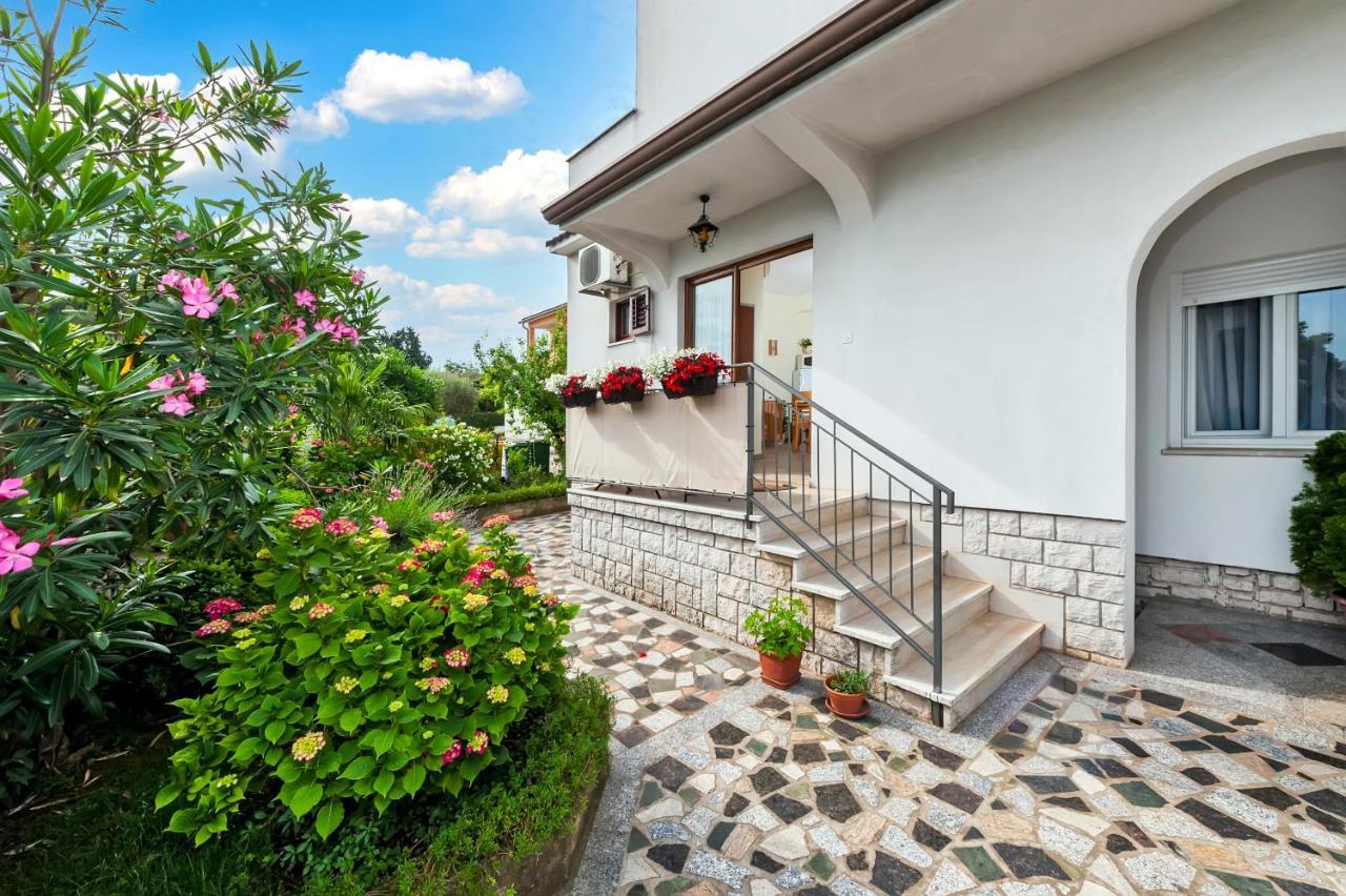 Apartments Sandra Ровин Екстериор снимка