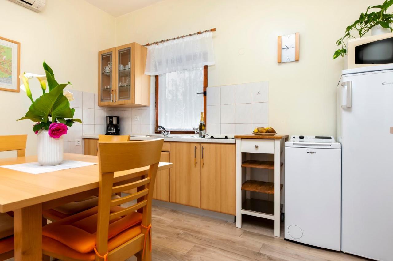 Apartments Sandra Ровин Екстериор снимка