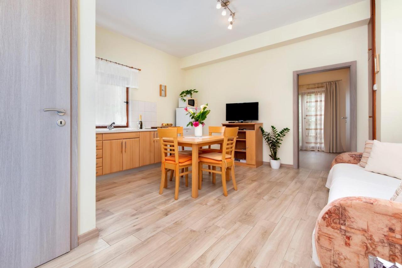 Apartments Sandra Ровин Екстериор снимка