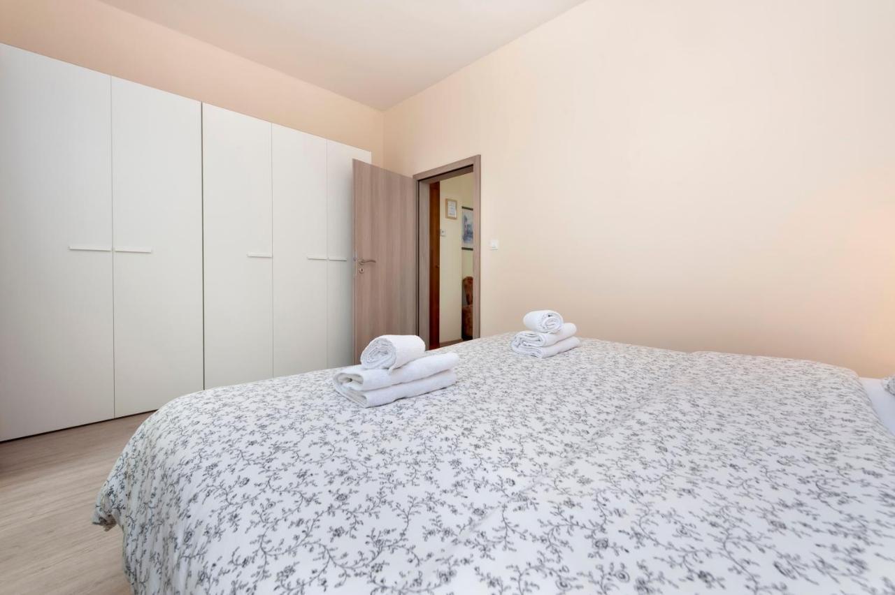 Apartments Sandra Ровин Екстериор снимка