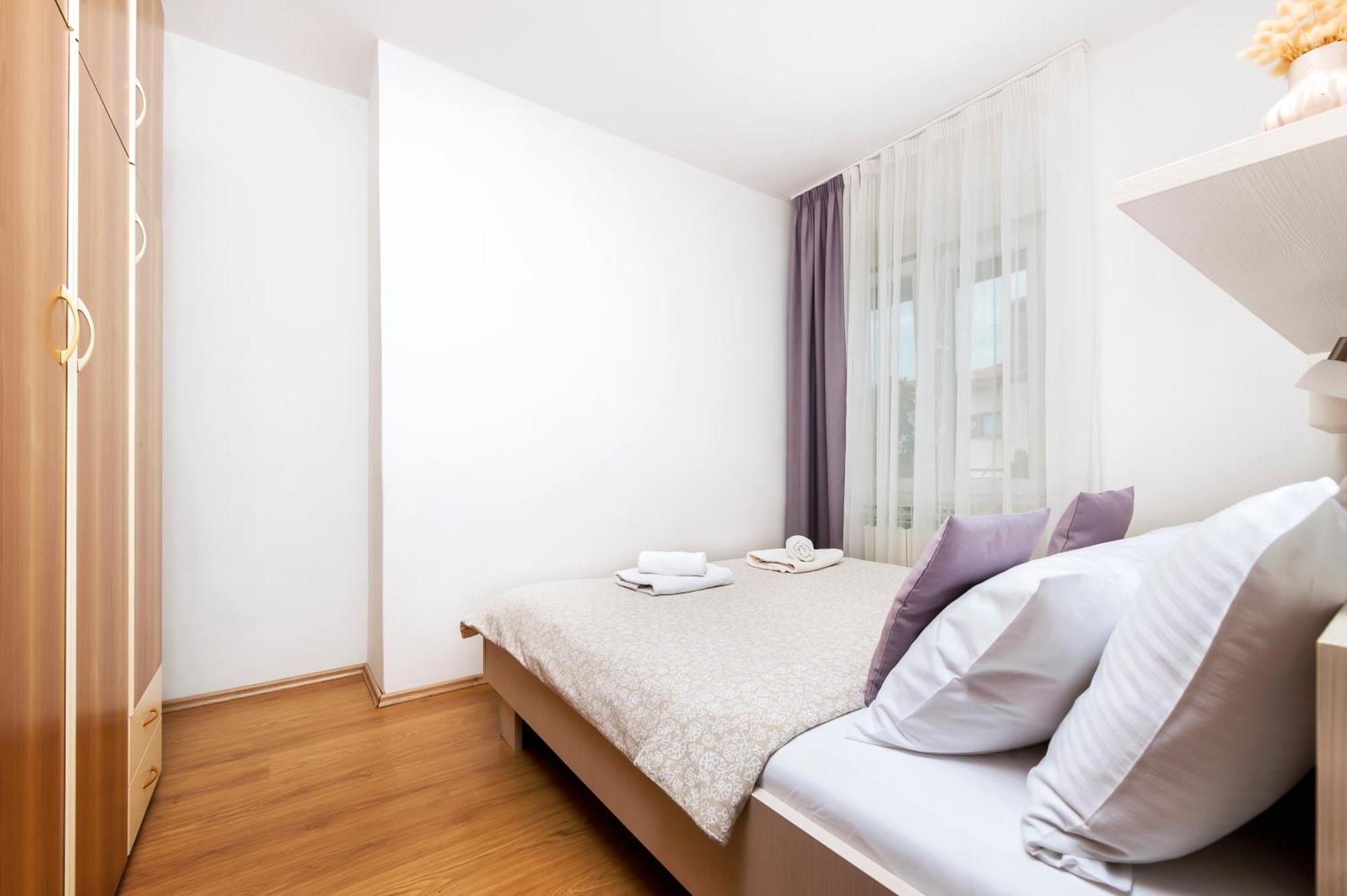 Apartments Sandra Ровин Екстериор снимка