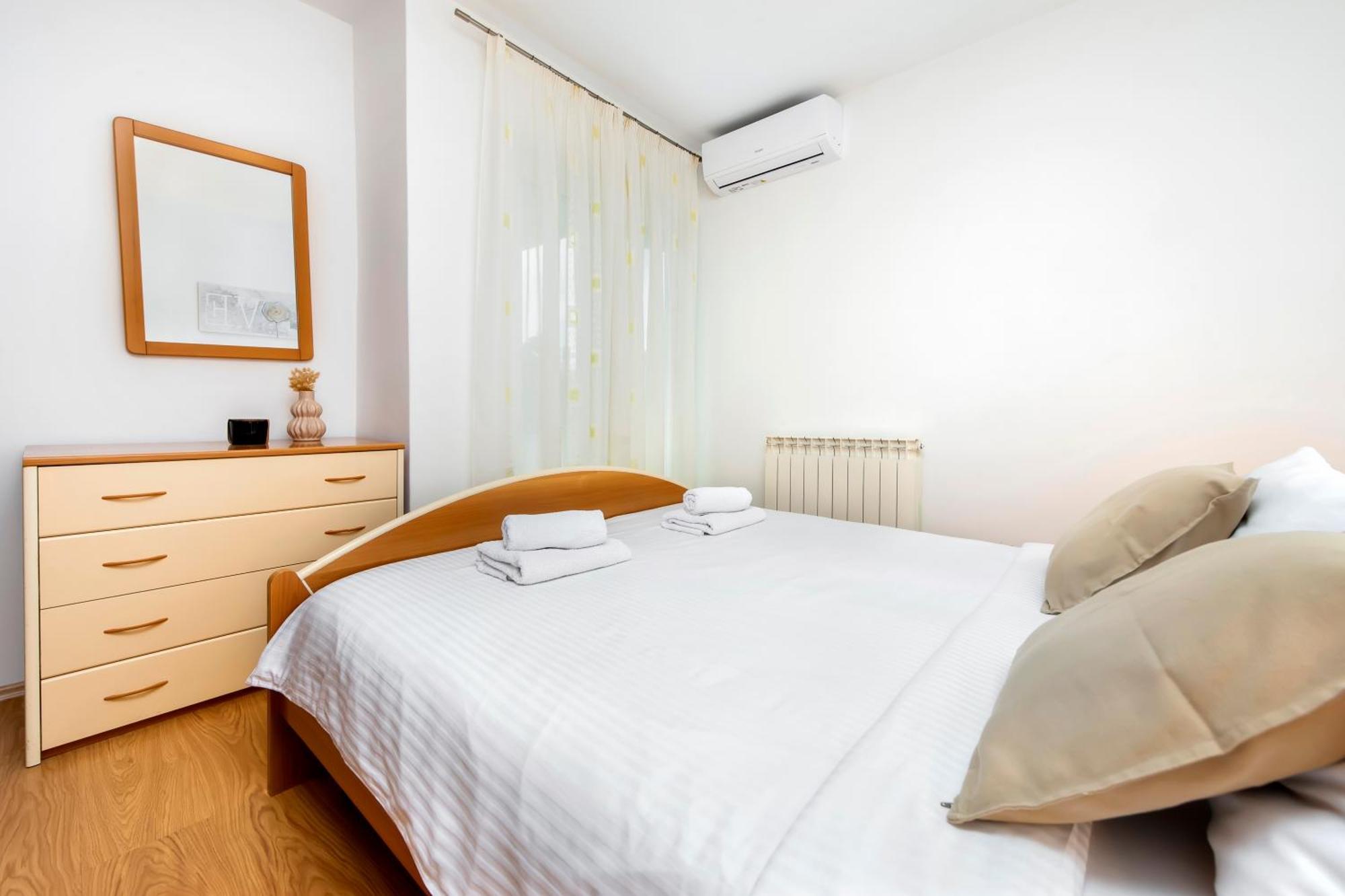 Apartments Sandra Ровин Екстериор снимка