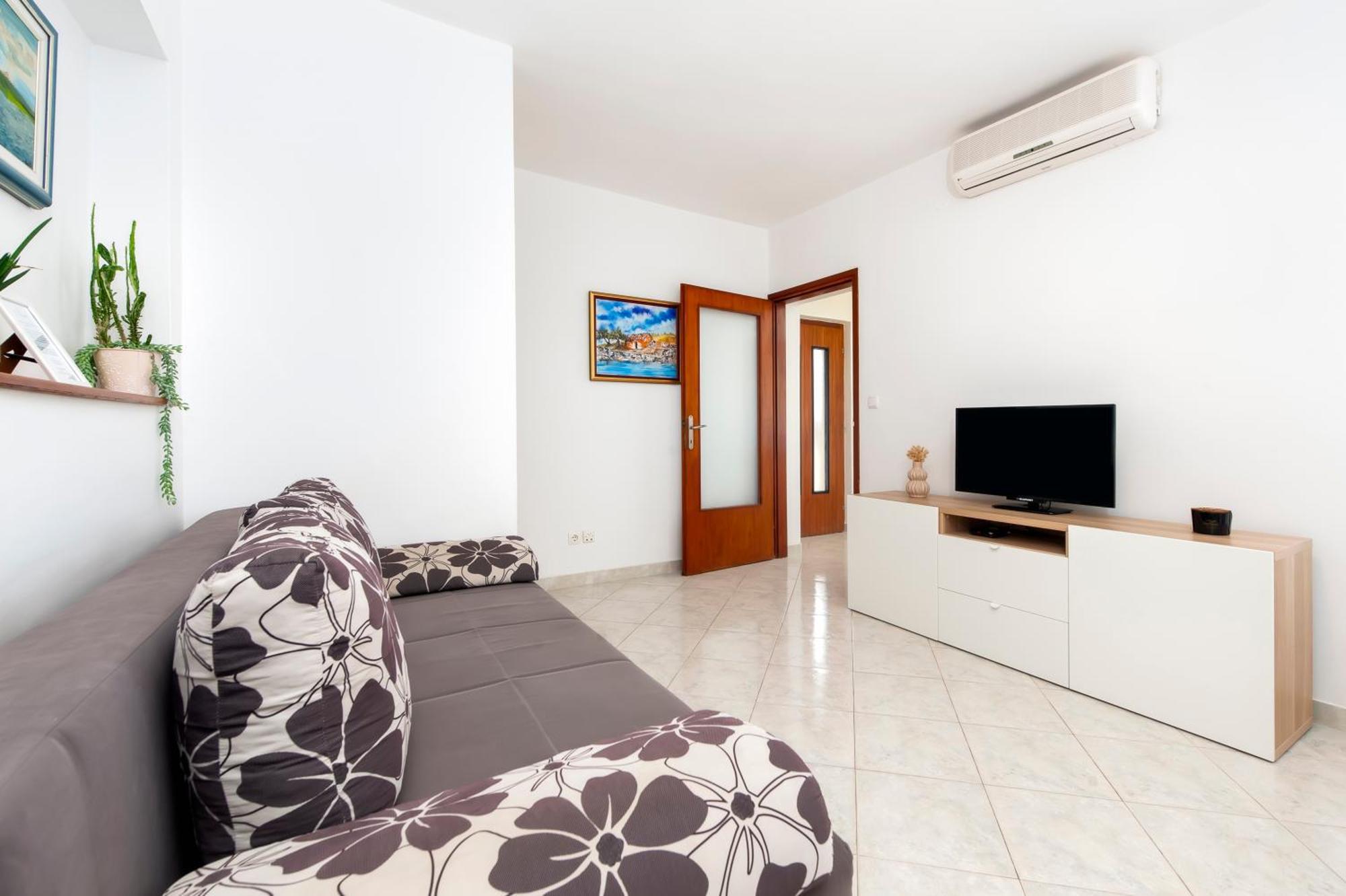 Apartments Sandra Ровин Екстериор снимка