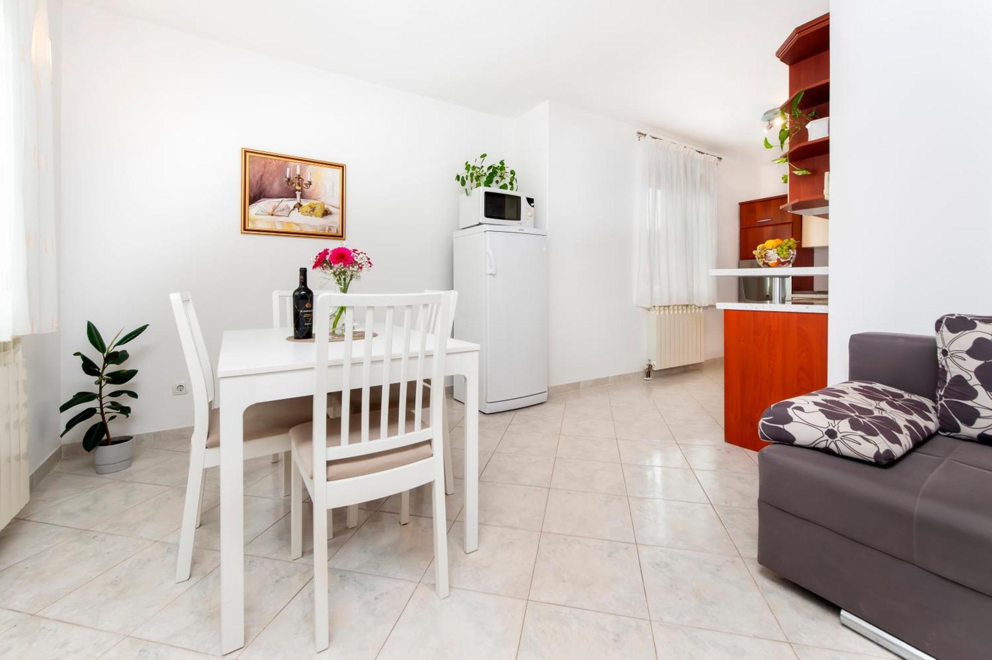 Apartments Sandra Ровин Екстериор снимка