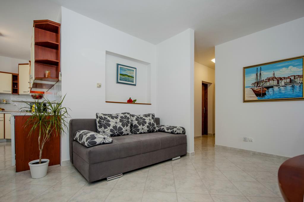 Apartments Sandra Ровин Екстериор снимка