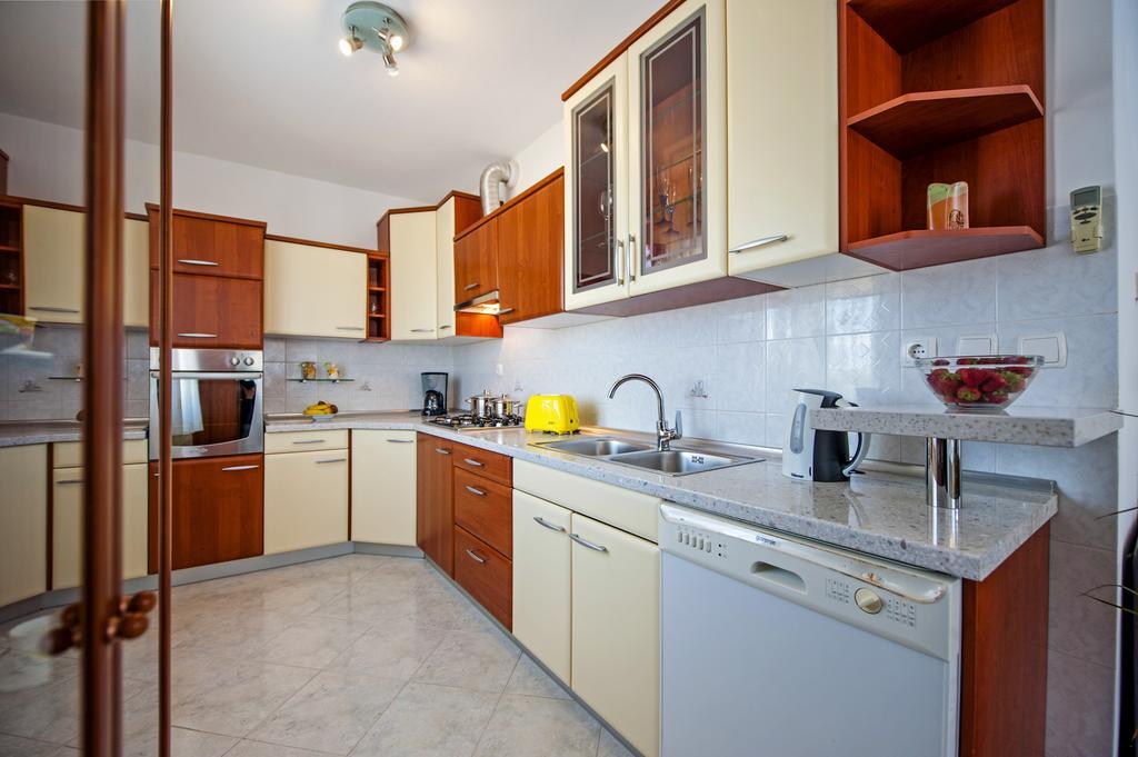 Apartments Sandra Ровин Екстериор снимка