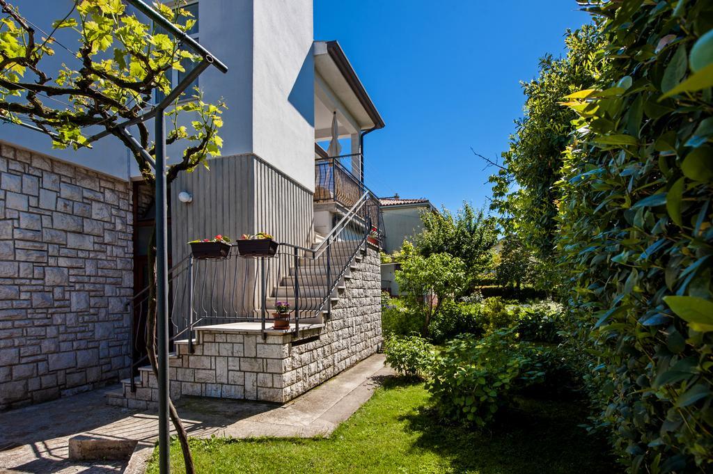 Apartments Sandra Ровин Екстериор снимка